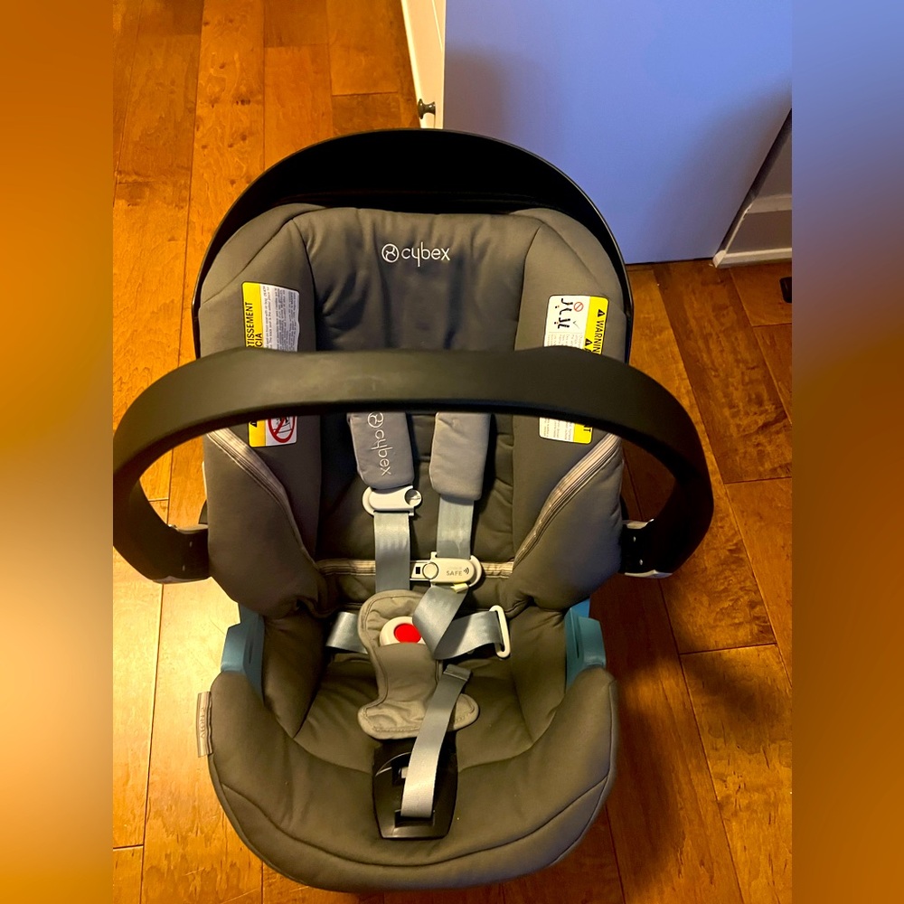Cybex aton 2 G luxury carseat with adapters for stroller and isofox bar!